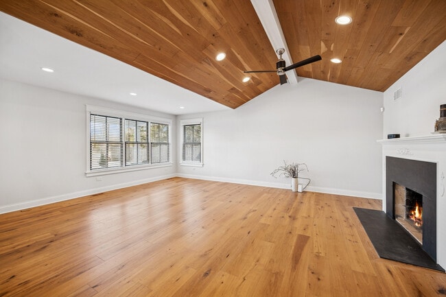 Building Photo - 525 W Deerpath Rd