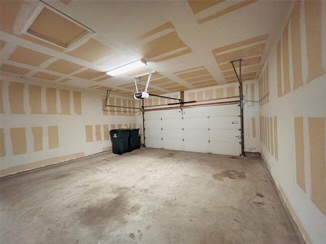 Building Photo - 14200 Lake Victor Dr