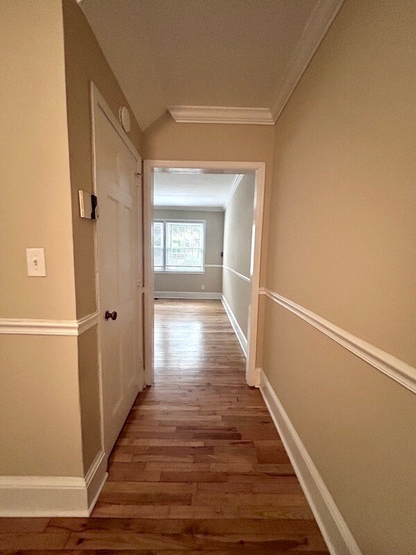 Building Photo - 204 N Laurel Ave