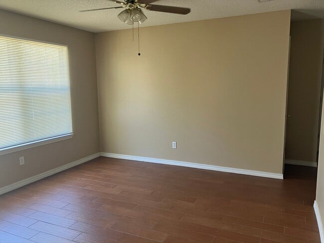 Building Photo - Two Bedroom Unit in Bustling 9 Mile Area i...