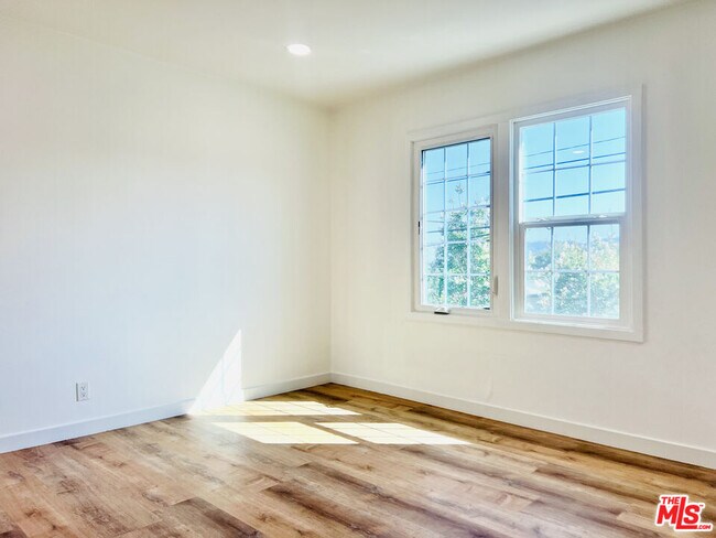 Building Photo - 938 W Glenoaks Blvd
