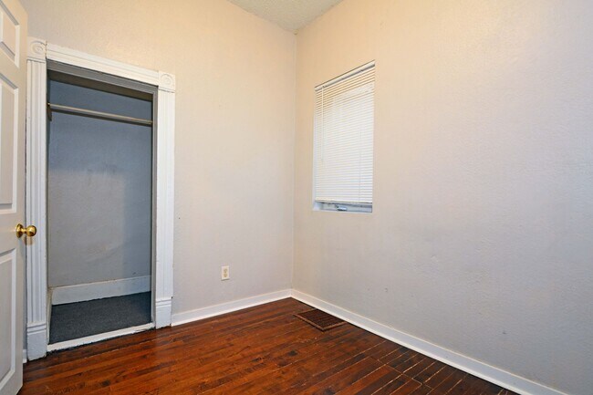 Building Photo - 3-Bedroom 1-Bathroom Unit Available Now in Minneapolis!