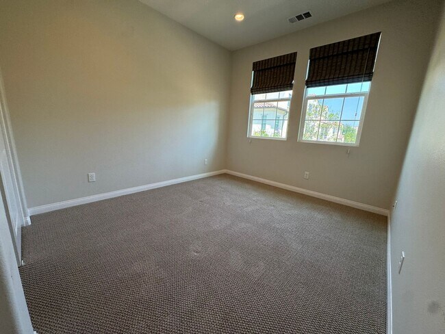 Building Photo - Charming 3-bedroom 2.5 bath nestled inside...