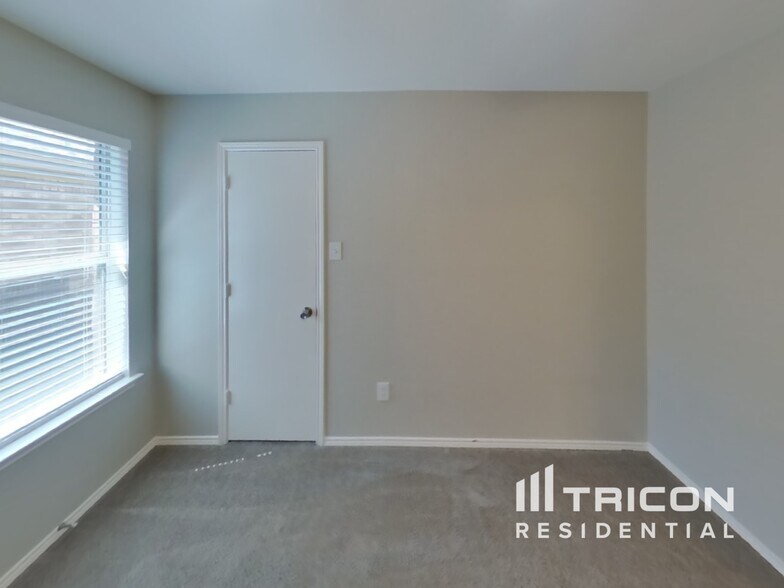 Building Photo - 745 Buffalo Springs Dr