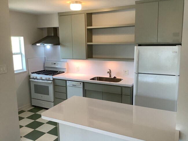 Building Photo - Renovated 1/1 Mid-Century Gem in Historic ...