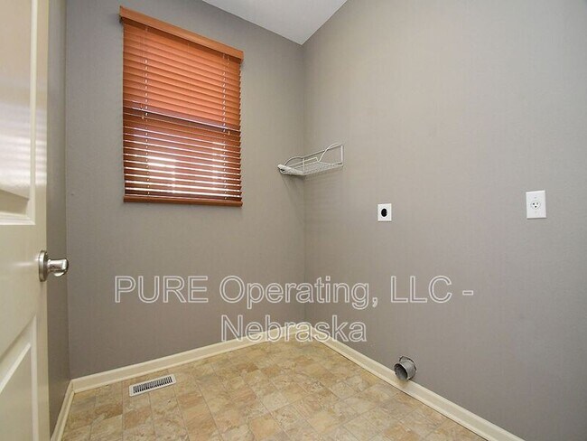 Building Photo - 16258 Loop St
