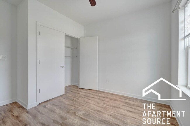 Building Photo - 1544 W Glenlake Ave