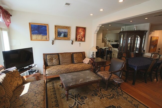 Building Photo - Furnished 3 Bedroom UTC/La Jolla Townhome