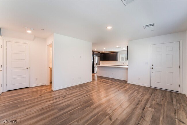 Building Photo - 6156 Foxes Dl St