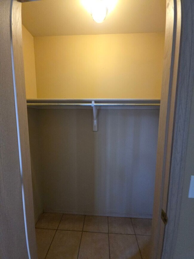 Building Photo - 1002 N Greenwich Ave