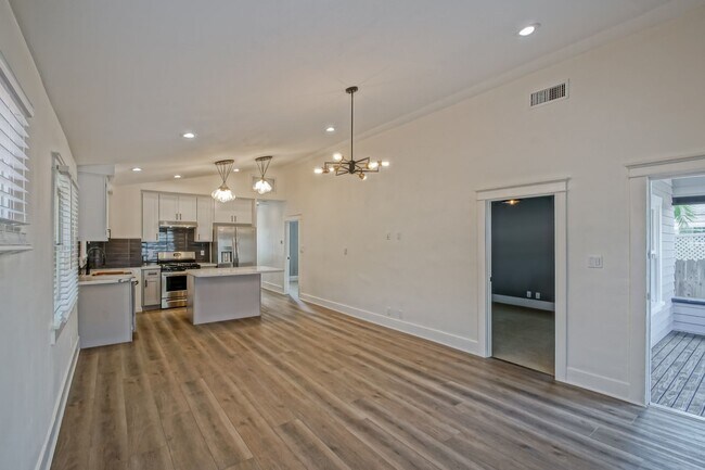 Building Photo - 827 N Lucia Ave