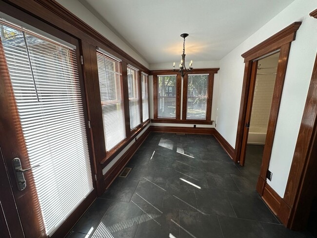 Building Photo - Short North / Victorian Village Single Family House!