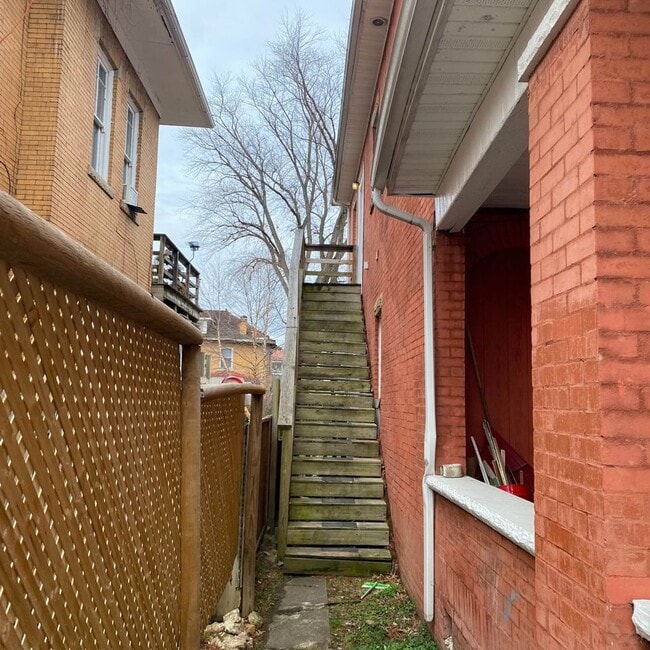 Building Photo - 446 6th Ave