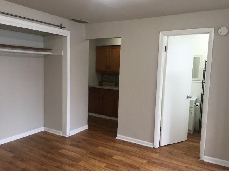 Building Photo - 100 Vana Dr