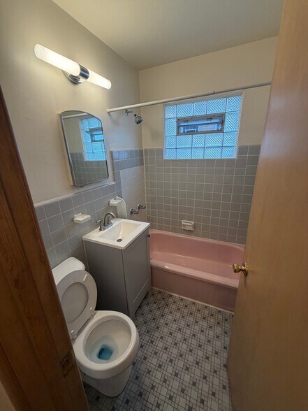 Building Photo - 4925 W Oklahoma Ave