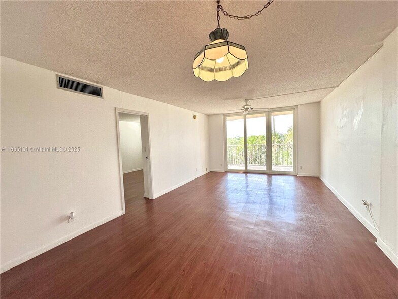 Primary Photo - 250 Jacaranda Dr