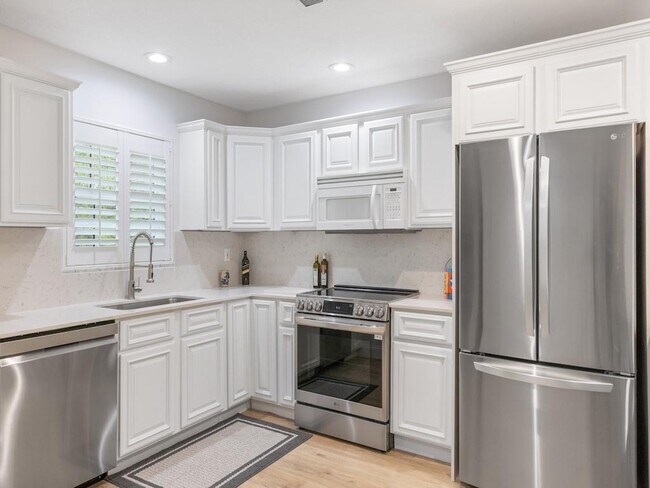 Building Photo - 900 Jasmine Ln