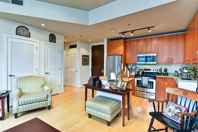 Building Photo - Gorgeous Light Filled 1Br Blocks to King St Metro