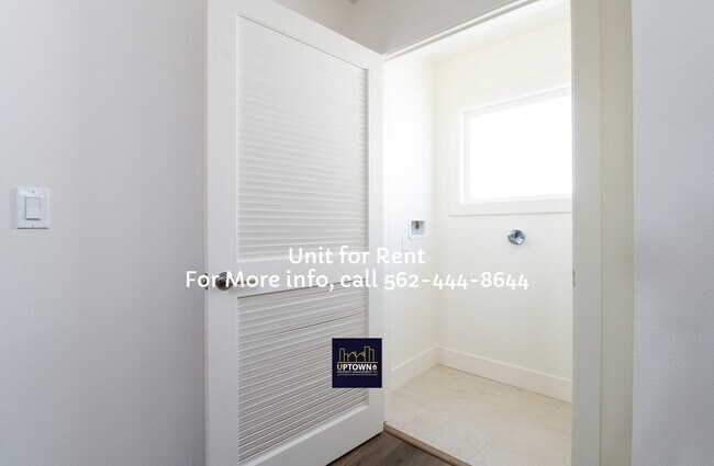 Building Photo - Townhome - 3 Bedrooms-2.0 Baths - Cudahy