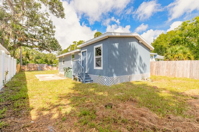 Building Photo - 339 Maple St