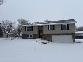 Building Photo - 3 Bedroom, 2 Bath Single Family Home in Clinton, IA