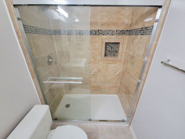 Building Photo - Medical Center Living at Its Best – Poolsi...
