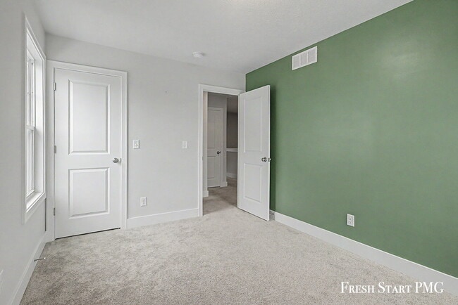 Building Photo - 3-Bed with 2.5 Baths in Rockford's Serene Setting with Fenced in Yard