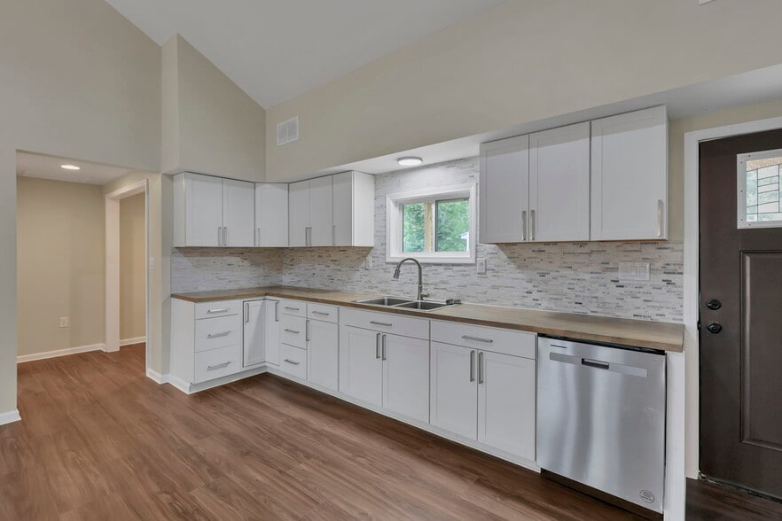 Building Photo - 5170 Fairfield Beach Rd NE