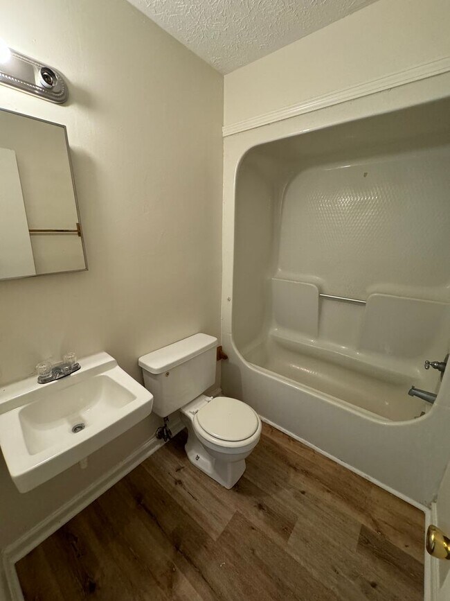 Building Photo - 526 W 13th St