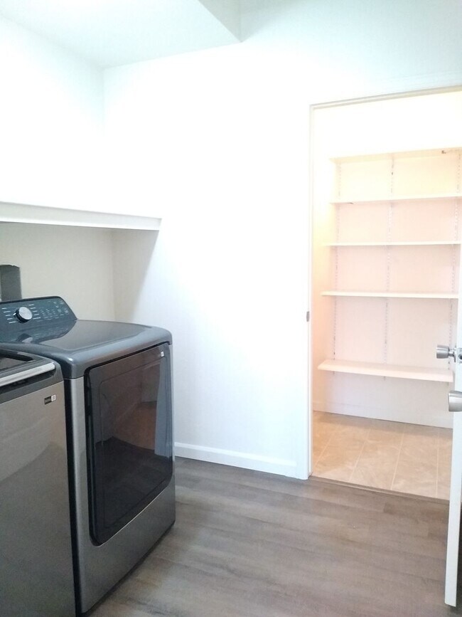 Building Photo - Beautiful and Spacious 3 Bedroom 2 Bath To...