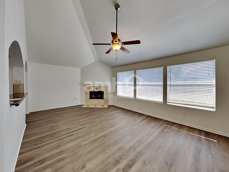 Building Photo - 18439 Sunrise Oaks Ct