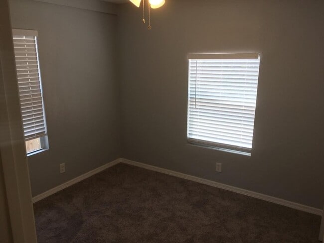 Building Photo - Updated 4/1 Home in St Petersburg