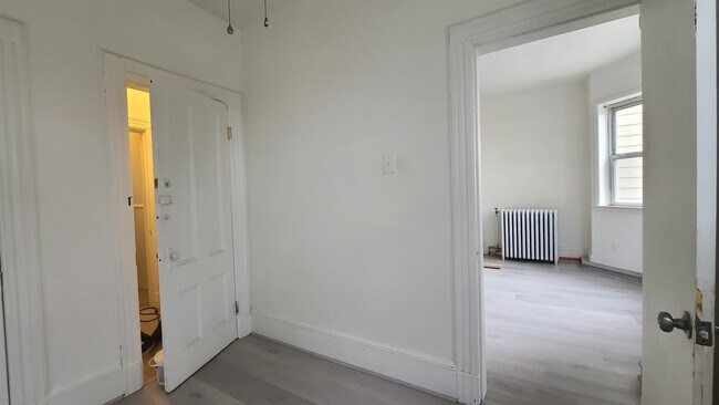 Building Photo - 242 Bowers St