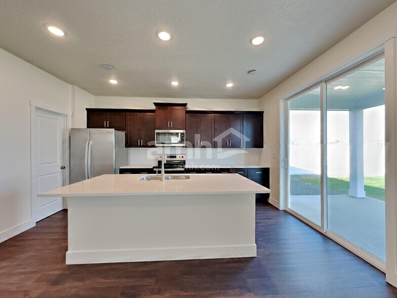 Building Photo - 3087 N Vigo Ave