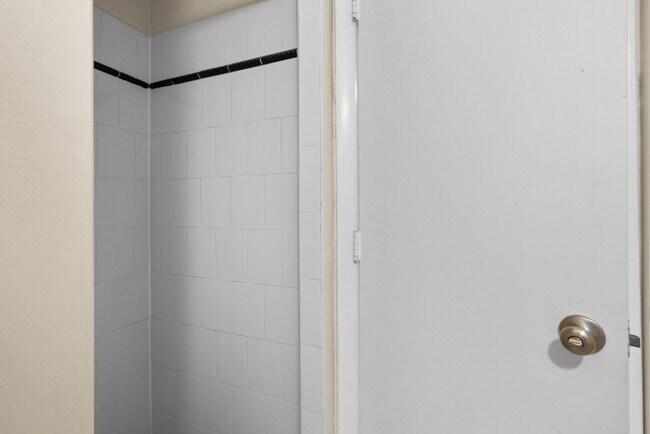 Building Photo - 4 Bedroom 3.5 Bathroom - Van Ness/Tenleytown Semi Detached Home - Attached 1 Car Garage