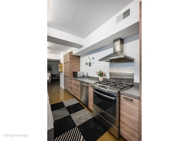 Building Photo - 1019 N Wolcott Ave