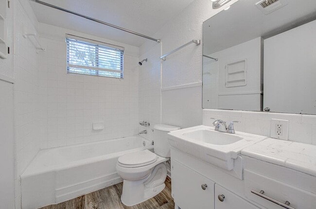 Building Photo - 2506 Manor Cir