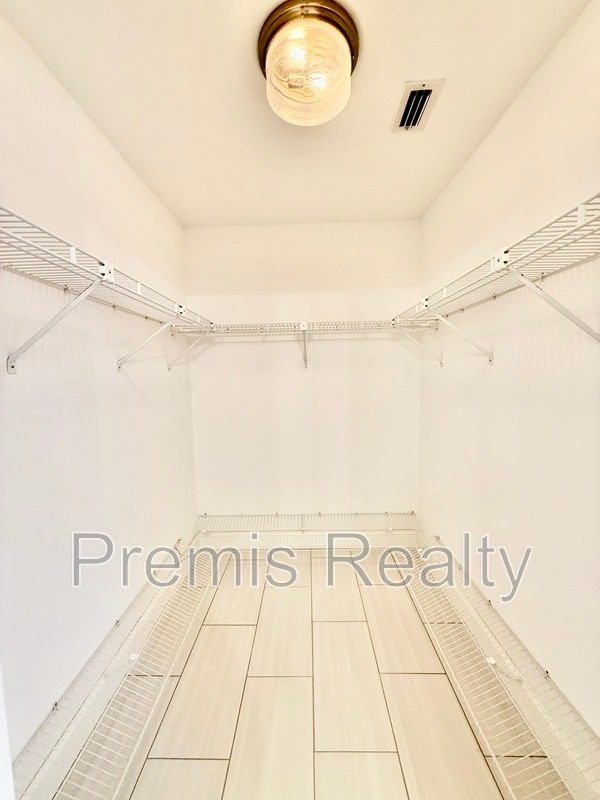 Building Photo - 957 Weathersfield Dr