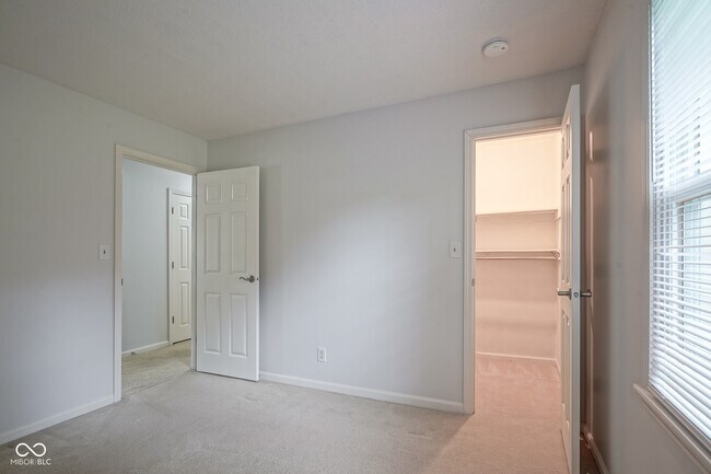 Building Photo - 10924 Lakeshore Dr W