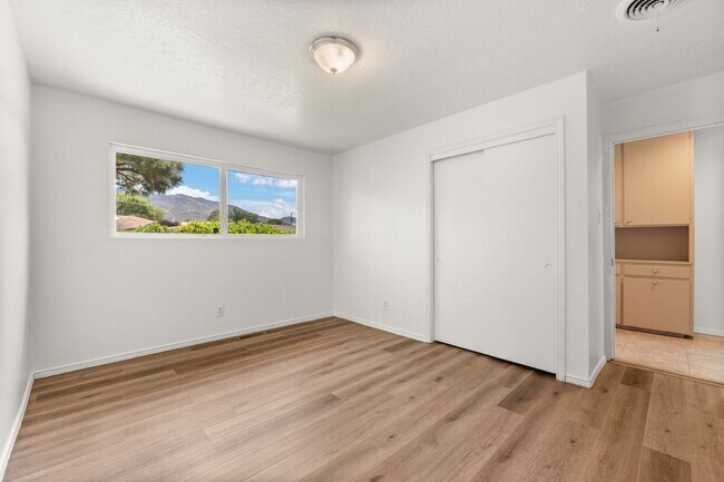 Building Photo - Large 4 Bedroom 2 Bath House