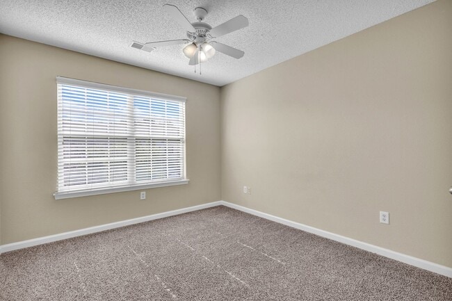 Building Photo - Charming 3-Bed Townhome in Prime Richmond Hill Location!