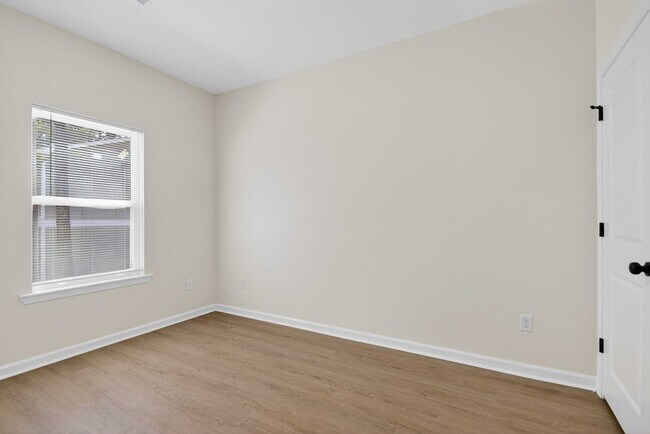 Building Photo - 2015-2017 Scotty Ct