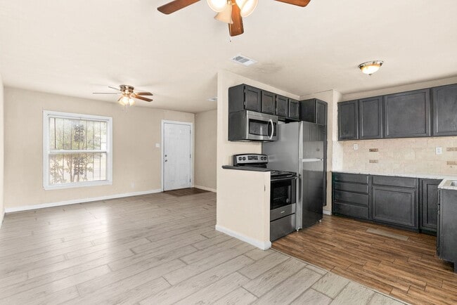 Building Photo - 602 W Kern Rd