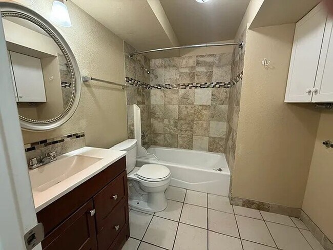 Building Photo - 2-Bed/1.5-Bath Longmont Townhome