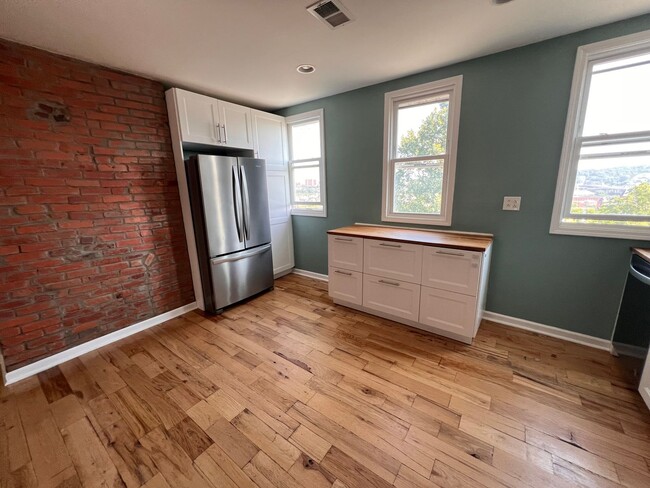 Building Photo - Pittsburgh - 3 Bedroom 1.5 Bathroom
