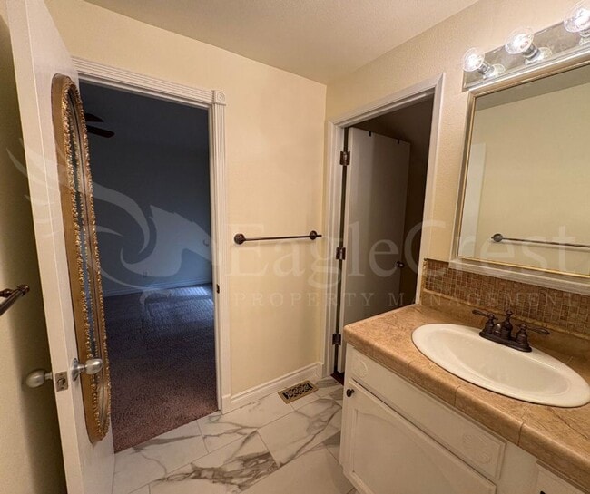 Building Photo - Three Bedroom Townhome Near Country Club G...