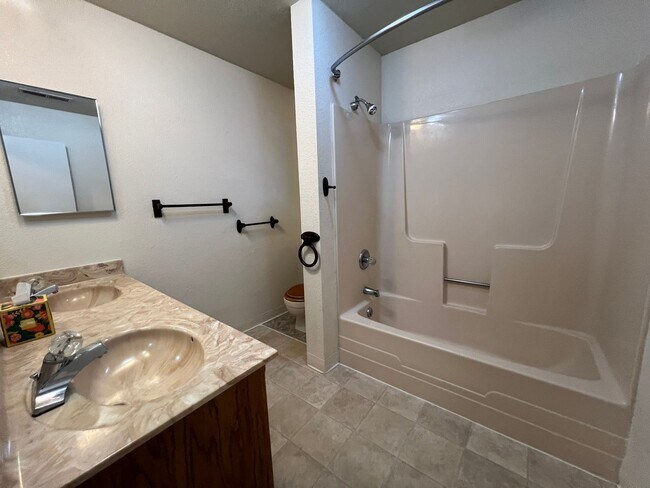 Building Photo - 928