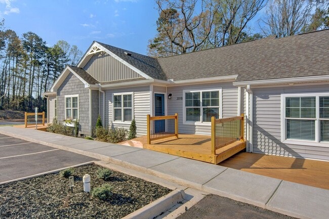 Building Photo - Modern 2-Bed, 2-Bath Single-Level Townhome in Conover – Pet-Friendly Community!
