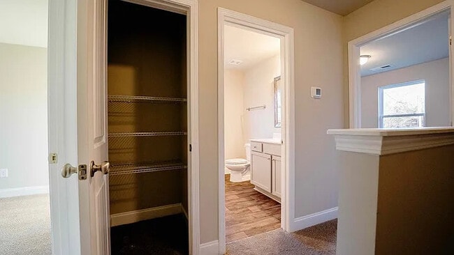 Building Photo - 2 Bedroom/1.5 bathroom