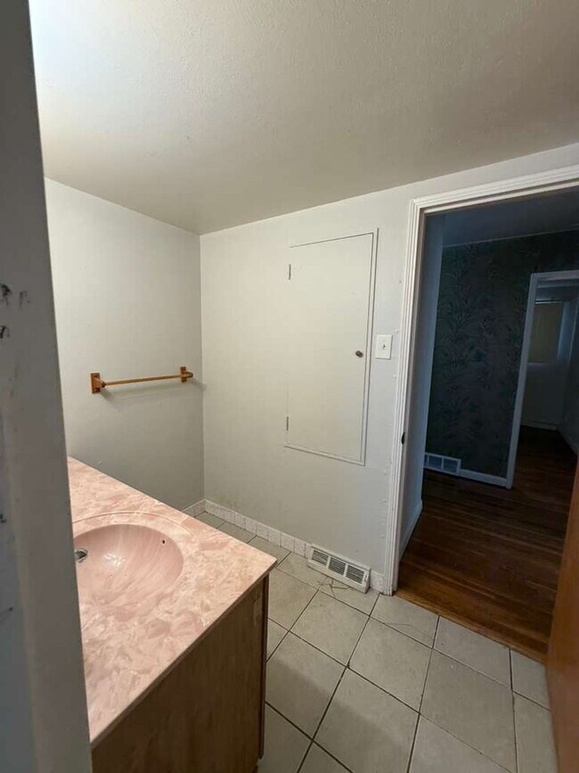 Building Photo - "Charming 3-Bed, 1 bath Sanctuary on Hallstead Drive - A Cozy 1189 Sq. Ft. Gem in St. Louis!"  No...